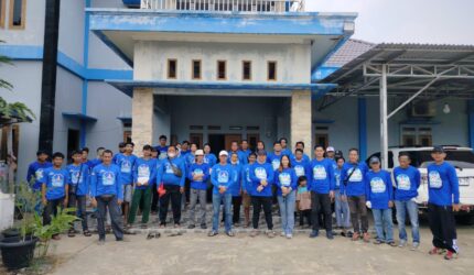 Keterangan Foto: Ketua DPC Partai Demokrat Kutai Barat, Noratim, bersama jajaran dan masyarakat berfoto bersama usai kegiatan dialog serta penyerapan aspirasi di Pasar Barong Tongkok, Kutai Barat, Jumat (21/8/2026). Kegiatan tersebut menjadi bagian dari upaya membuka ruang komunikasi dan mendorong masyarakat agar berani menyampaikan persoalan serta kebutuhan mereka kepada wakil rakyat. (Dok. KawalKaltim.com)