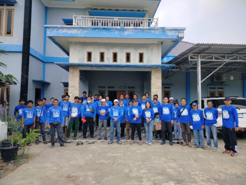 Keterangan Foto:
Ketua DPC Partai Demokrat Kutai Barat, Noratim, bersama jajaran dan masyarakat berfoto bersama usai kegiatan dialog serta penyerapan aspirasi di Pasar Barong Tongkok, Kutai Barat, Jumat (21/8/2026). Kegiatan tersebut menjadi bagian dari upaya membuka ruang komunikasi dan mendorong masyarakat agar berani menyampaikan persoalan serta kebutuhan mereka kepada wakil rakyat. (Dok. KawalKaltim.com)
