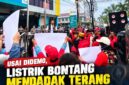 Keterangan Foto:
Aksi warga memprotes pemadaman listrik di Kantor UP3 PLN Bontang, Jalan MT Haryono, Kamis (17/9/2026). Massa membawa sejumlah poster dan menyampaikan tuntutan terkait pemadaman listrik bergilir yang sebelumnya terjadi di Kota Bontang. (Dok. KawalKaltim.com/Imam)
