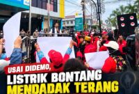 Keterangan Foto:
Aksi warga memprotes pemadaman listrik di Kantor UP3 PLN Bontang, Jalan MT Haryono, Kamis (17/9/2026). Massa membawa sejumlah poster dan menyampaikan tuntutan terkait pemadaman listrik bergilir yang sebelumnya terjadi di Kota Bontang. (Dok. KawalKaltim.com/Imam)
