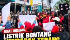 Keterangan Foto:
Aksi warga memprotes pemadaman listrik di Kantor UP3 PLN Bontang, Jalan MT Haryono, Kamis (17/9/2026). Massa membawa sejumlah poster dan menyampaikan tuntutan terkait pemadaman listrik bergilir yang sebelumnya terjadi di Kota Bontang. (Dok. KawalKaltim.com/Imam)