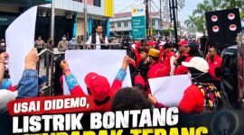 Keterangan Foto:
Aksi warga memprotes pemadaman listrik di Kantor UP3 PLN Bontang, Jalan MT Haryono, Kamis (17/9/2026). Massa membawa sejumlah poster dan menyampaikan tuntutan terkait pemadaman listrik bergilir yang sebelumnya terjadi di Kota Bontang. (Dok. KawalKaltim.com/Imam)
